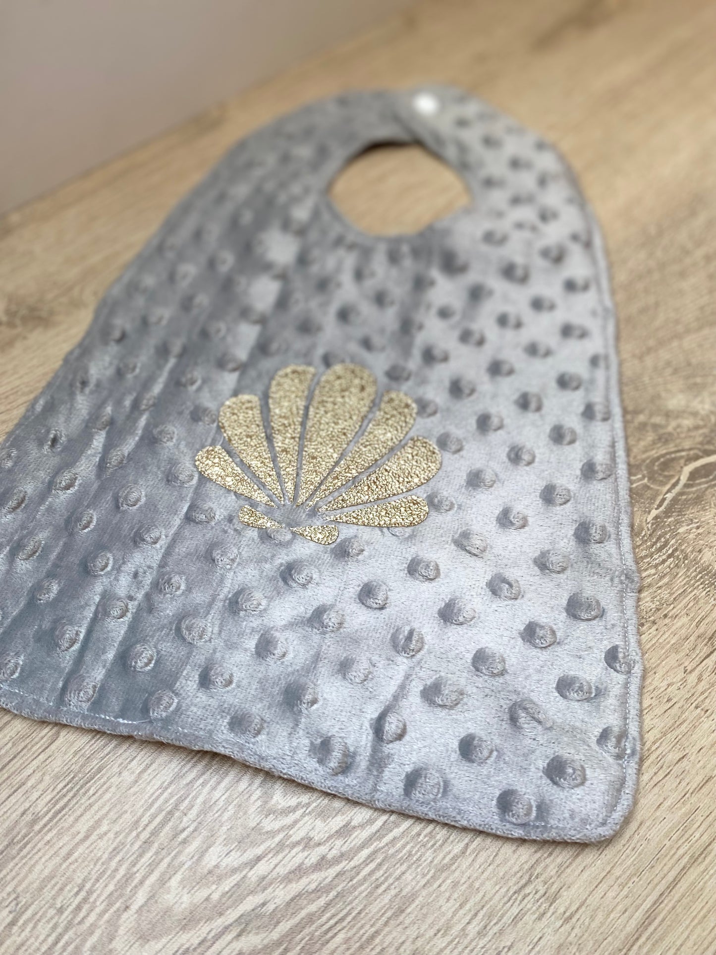 Bavoir - Collection Coquillage - Gris/Gris - Fabrication artisanale vue face
