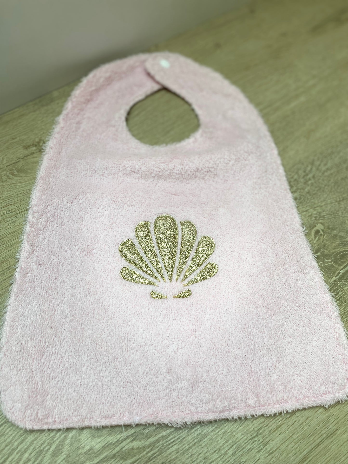 Bavoir - Collection Coquillage - Rose/Liberty rouge - Fabrication artisanale vue face