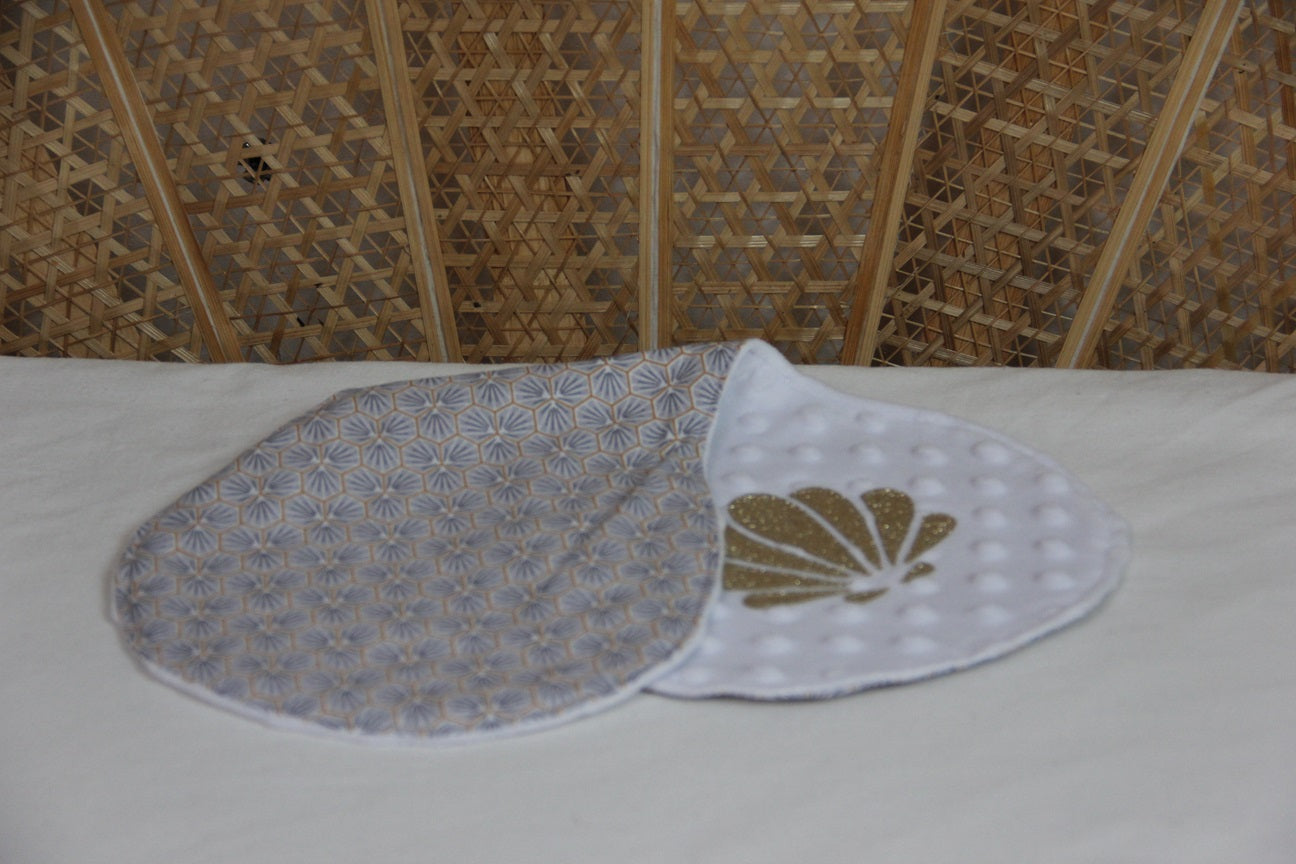 Bavoir d'épaule - Collection Coquillage - Blanc/Gris origami - Fabrication artisanale vue pliée