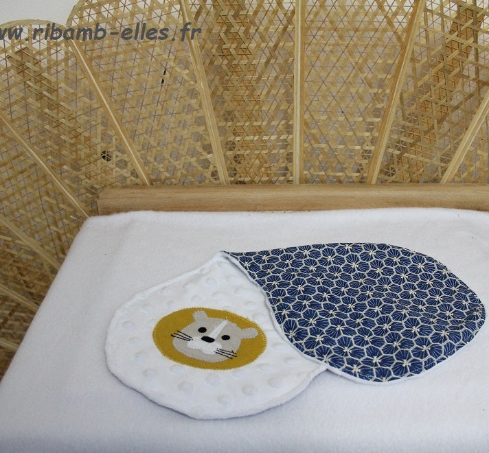 Bavoir d'épaule - Collection Lion - Blanc/Bleu - Fabrication artisanale vue pliée
