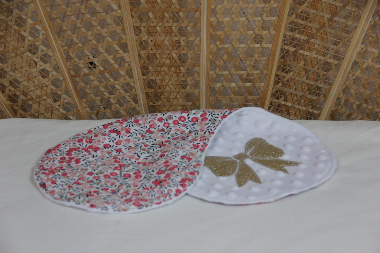 Bavoir d'épaule - Collection Noeud Papillon - Blanc / Liberty rose foncé - Fabrication artisanale vue pliée
