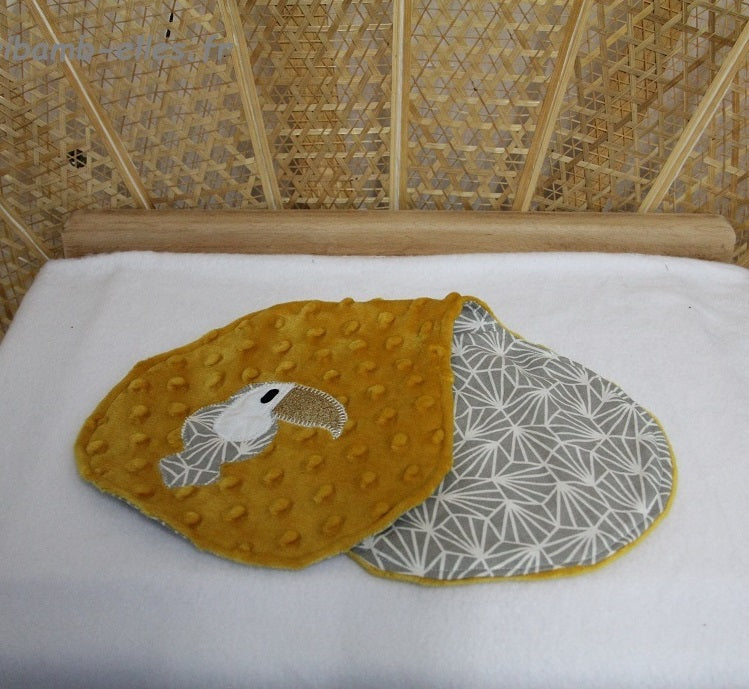 Bavoir d'épaule - Collection Toucan - Moutarde/Gris - Fabrication artisanale vue pliée
