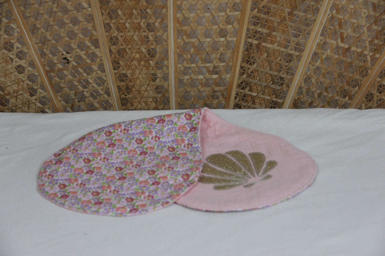 Bavoir d'épaule - Collection Coquillage - Rose/Liberty rose - Fabrication artisanale vue pliée