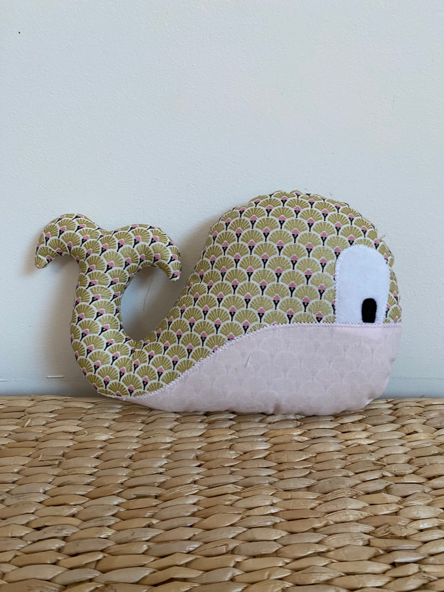 Doudou Baleine - Doré/Rose - fabrication artisanale vue profil
