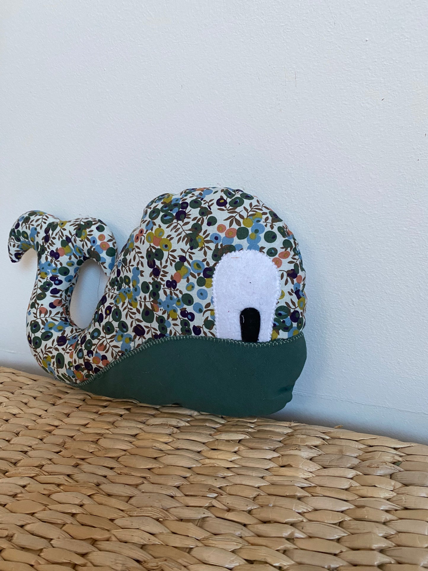 Doudou Baleine - Liberty kaki - Fabrication artisanale vue profil