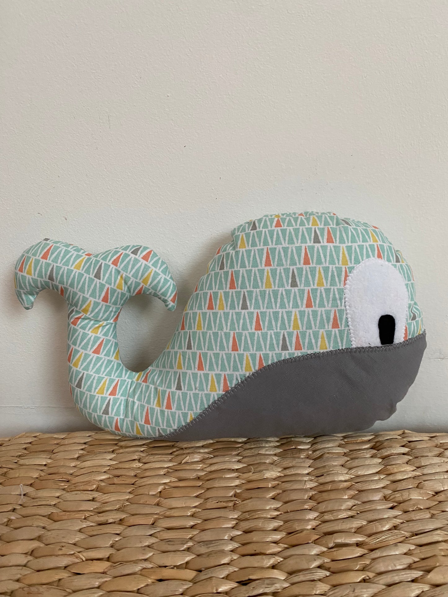 Doudou Baleine - Vert d'eau/Gris - Fabrication artisanale vue profil