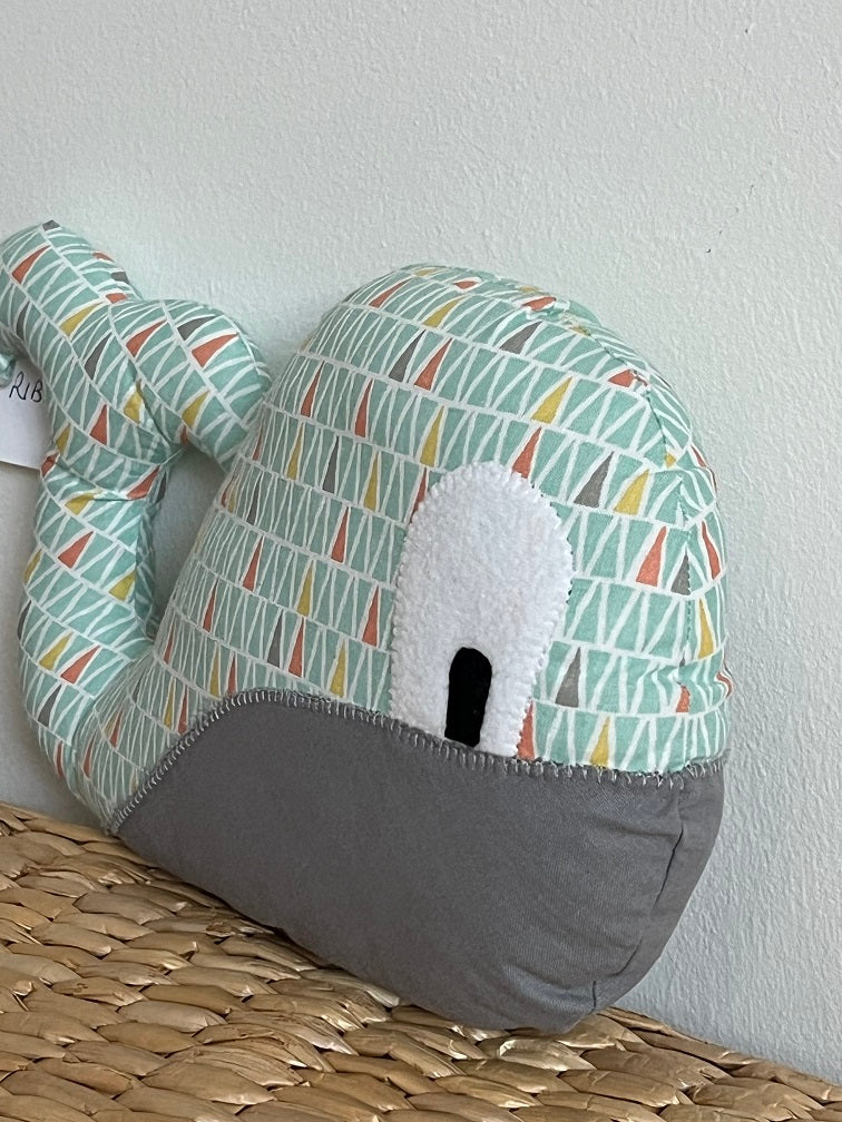 Doudou Baleine - Vert d'eau/Gris - Fabrication artisanale vue profil