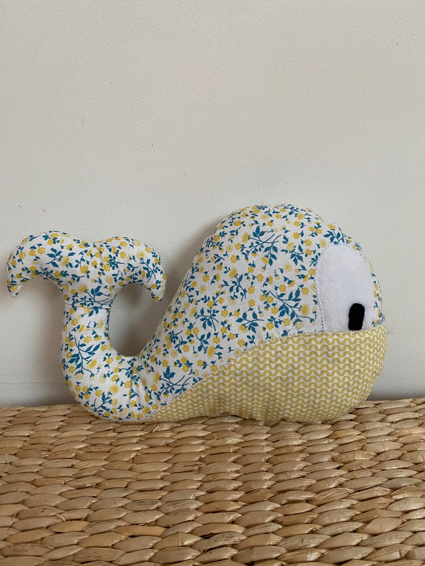 Doudou Baleine - Jaune bleu/Jaune - Fabrication artisanale - vue profil