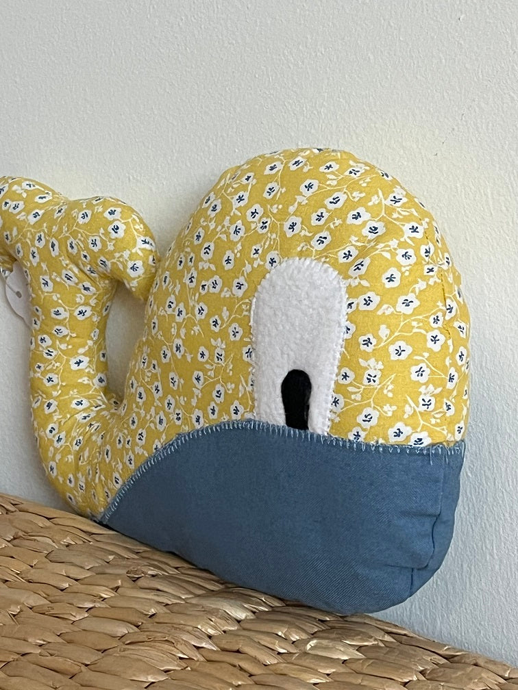 Doudou Baleine - Jaune/Bleu - Fabrication artisanale vue profil