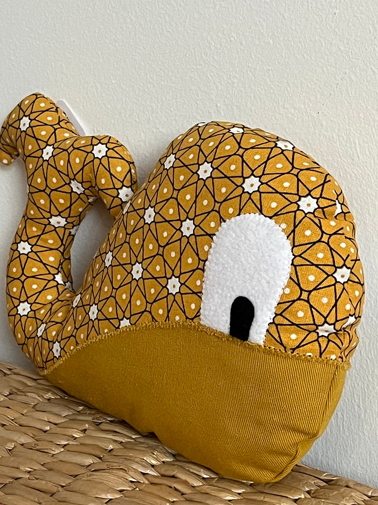 Doudou Baleine - Moutarde géométrique - Fabrication artisanale vue profil