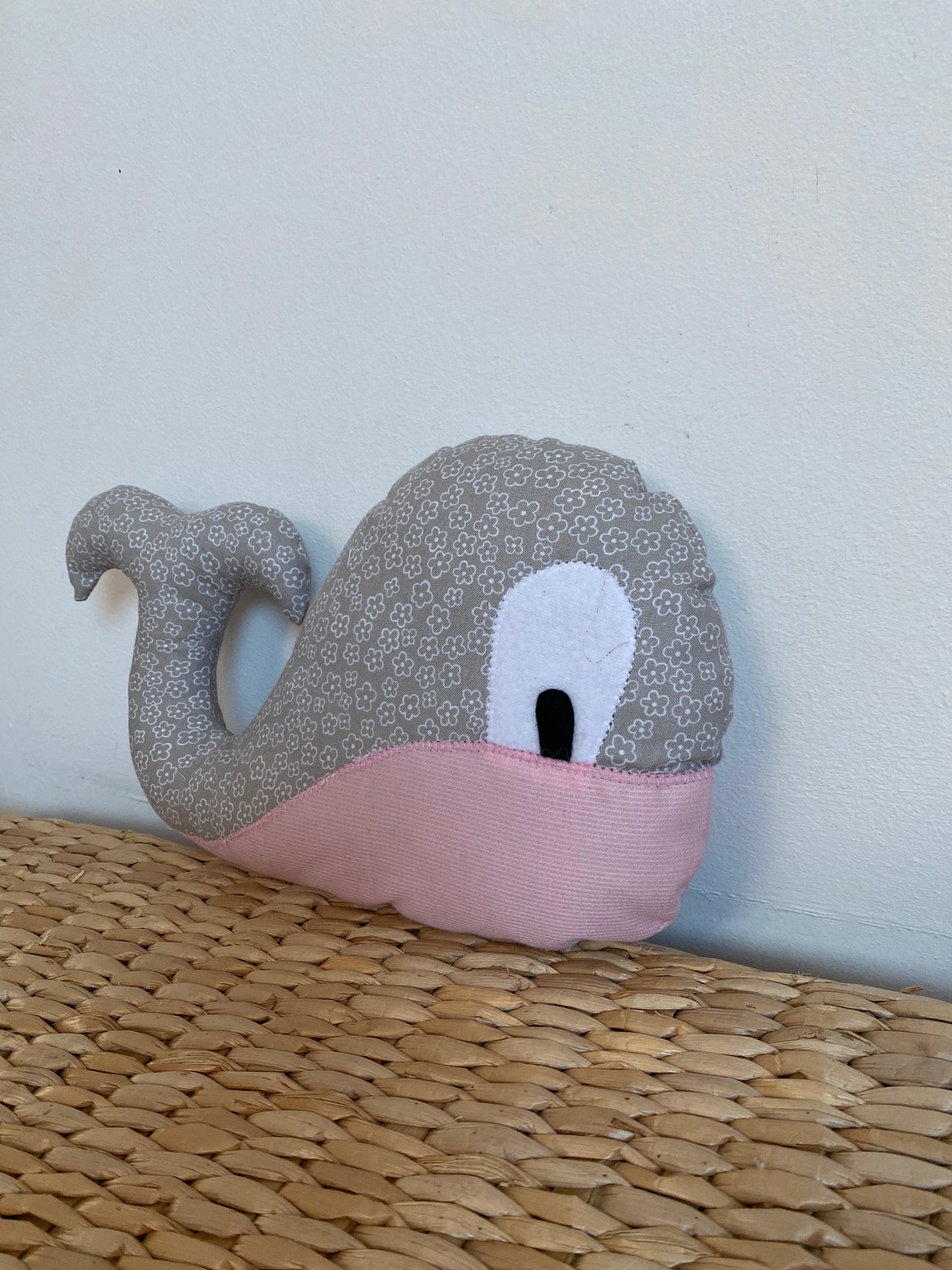 Doudou Baleine - Taupe/Rose - Fabrication artisanale vue profil