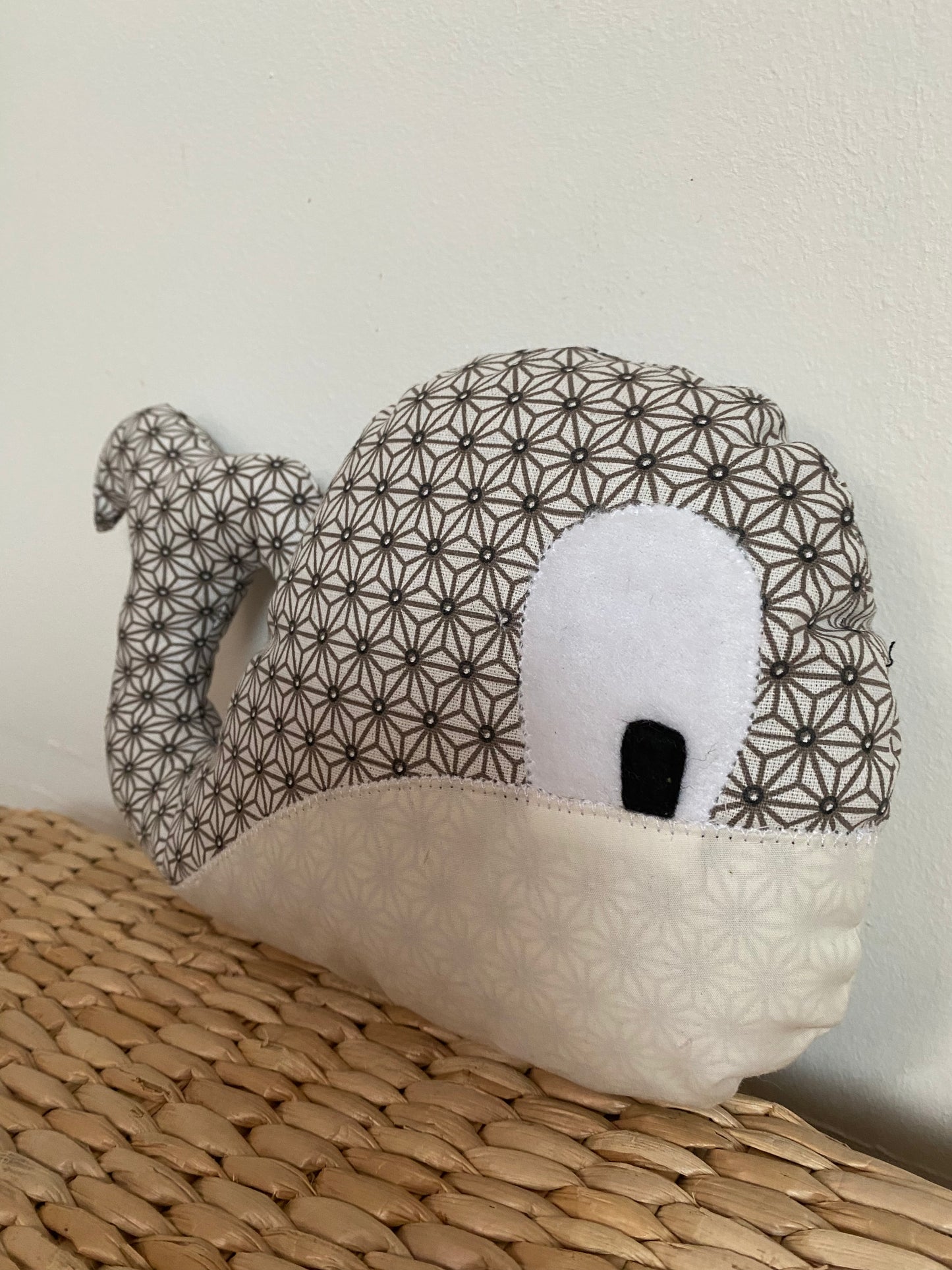 Doudou Baleine - Taupe/Taupe - Fabrication artisanale vue profil