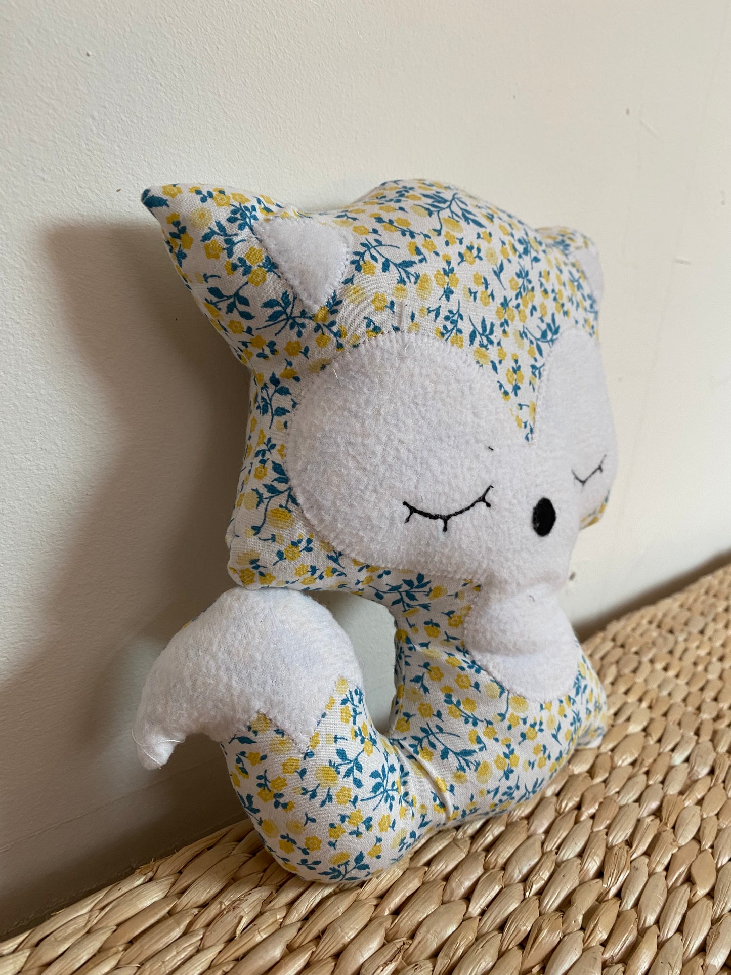 Doudou Renard moyen - Liberty jaune et bleu - Fabrication artisanale vue cÎté