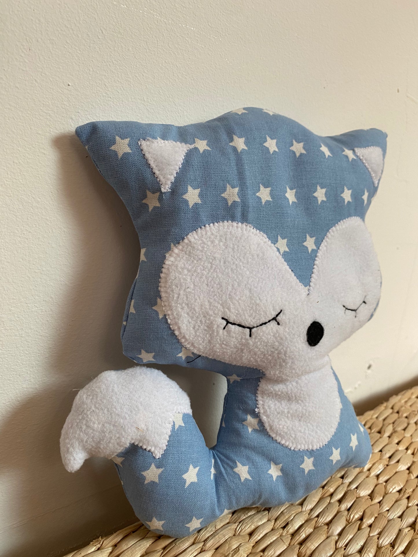 Doudou Renard moyen - Bleu étoiles blanches - Fabrication artisanale vue côté
