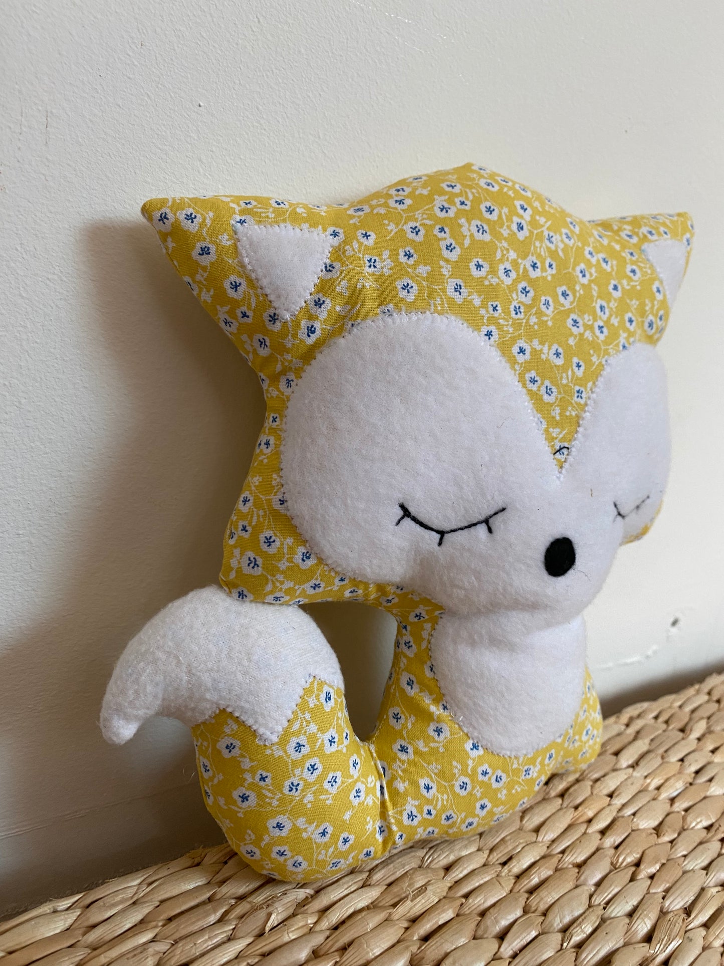 Doudou Renard moyen - Jaune et fleurs blanches - Fabrication artisanale vue côté