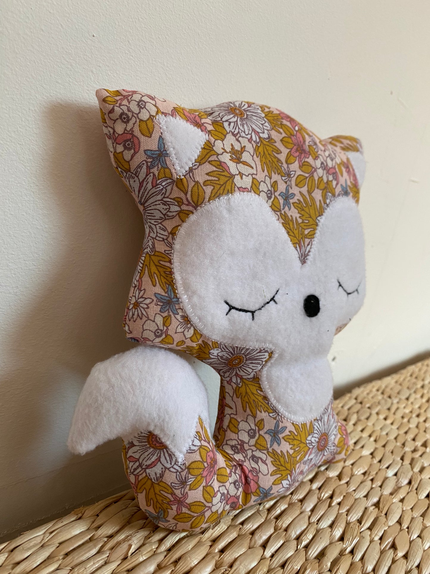 Doudou Renard moyen - Fleurs moutarde et rose - Fabrication artisanale vue côté