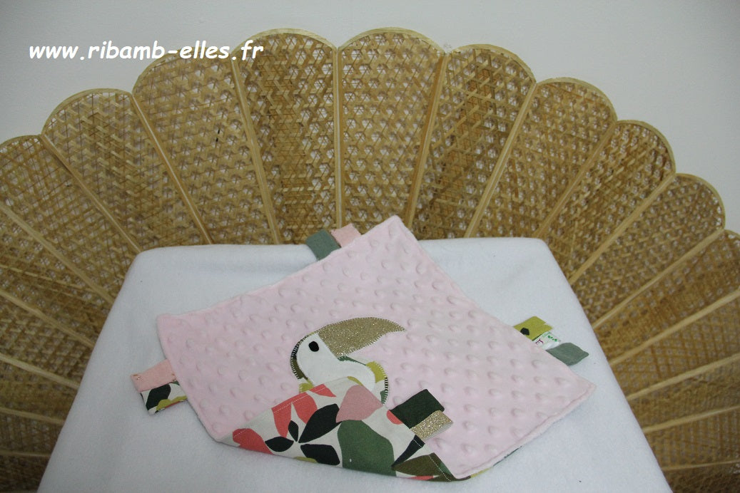 Doudou étiquettes - Collection Toucan - Kaki/Rose - Fabrication artisanale