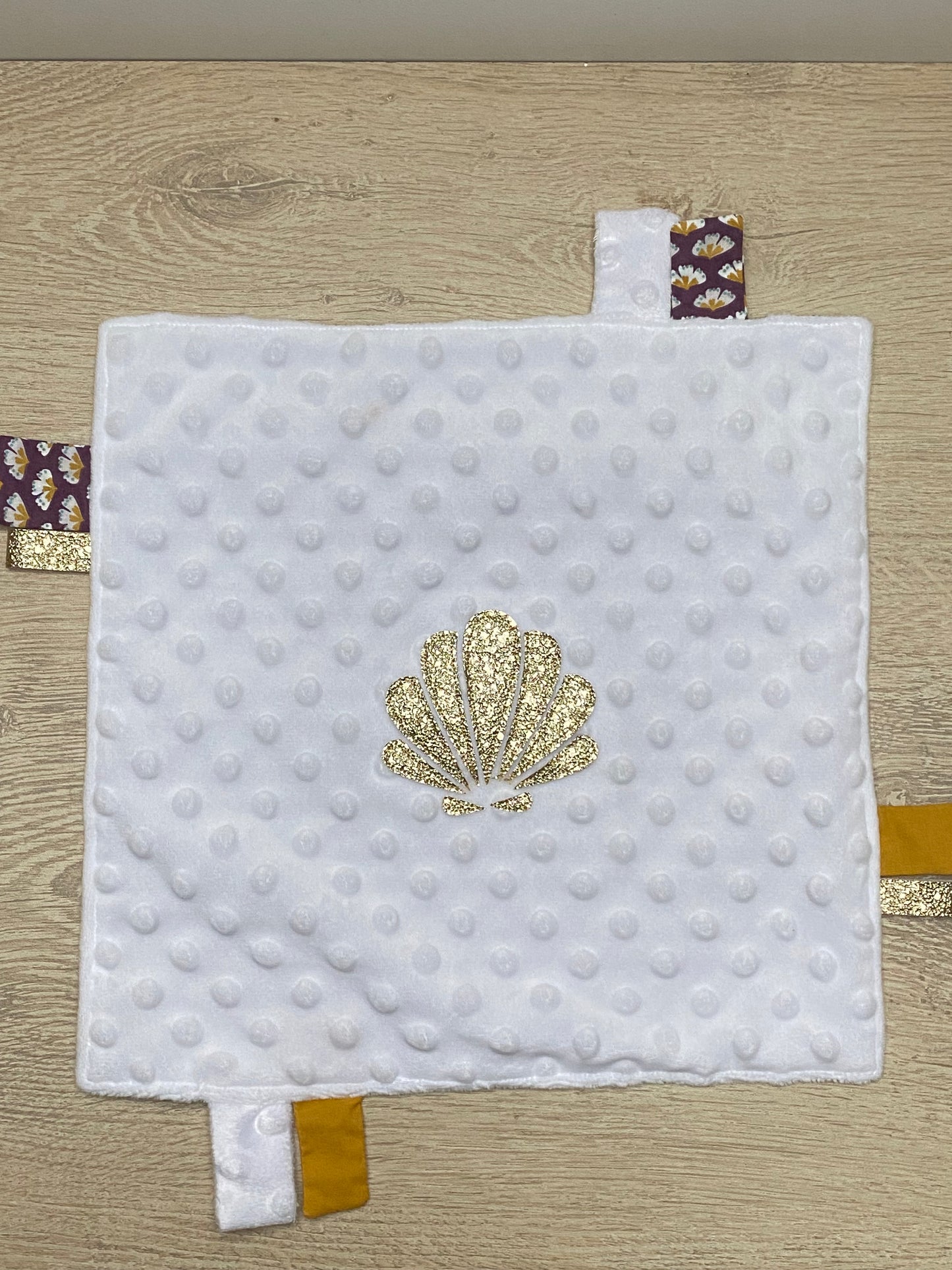 Doudou étiquettes - Collection Coquillage - Blanc/Grenat - Fabrication artisanale vue face