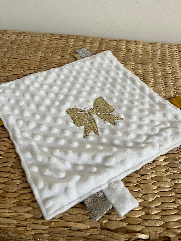 Doudou étiquettes - Collection Noeud papillon - Blanc/Gris origami - Fabrication artisanale vue recto