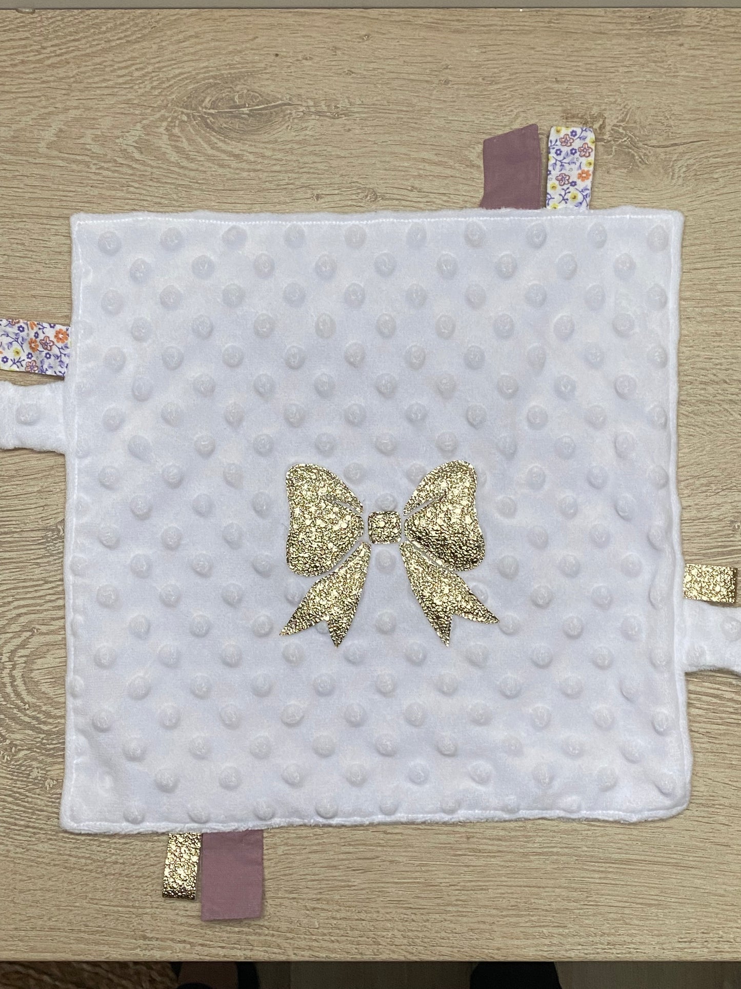Doudou étiquettes - Collection Noeud papillon - Blanc/Liberty Parme - Fabrication artisanale vue face