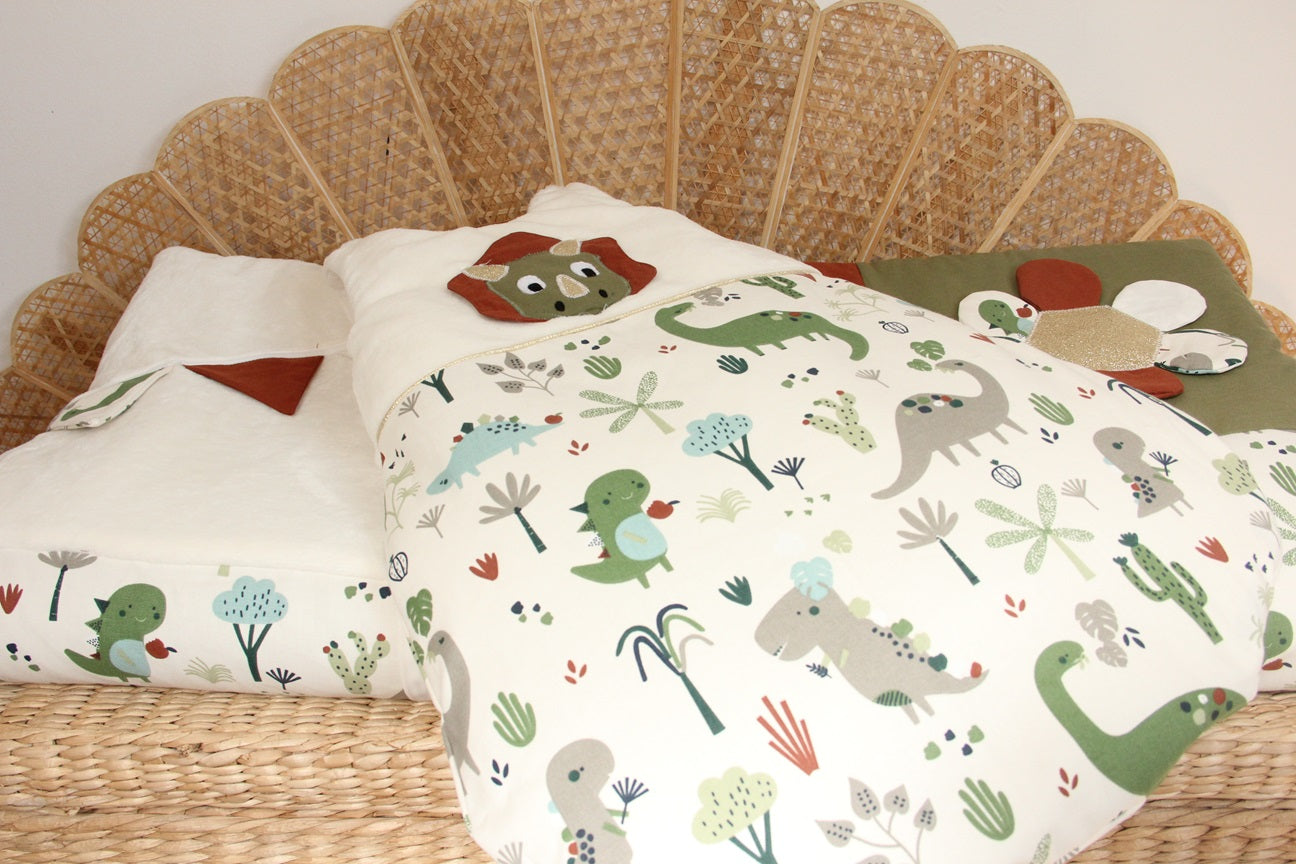 Gigoteuse 0-6M Mi saison - fait main – motif dinosaure - vert olive/blanc | Fabrication française vue collection