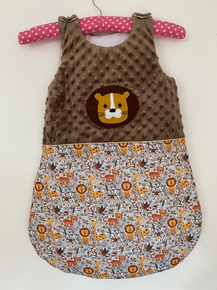 Gigoteuse 0-6M Hiver - fait main – motif lion - marron/Moutarde | Fabrication française vue2