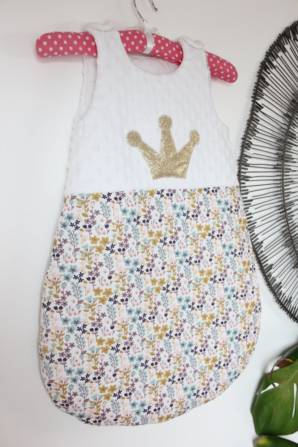 Gigoteuse 0-6M Mi saison - fait main – motif princesses - rose/violet | Fabrication française vue côté