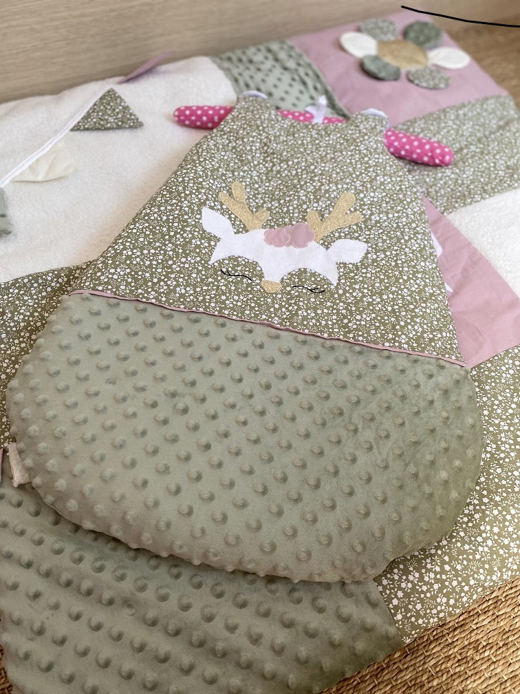 Gigoteuse 0-6M Hiver - fait main – motif cerf - vert sauge et rose | Fabrication française vue collection