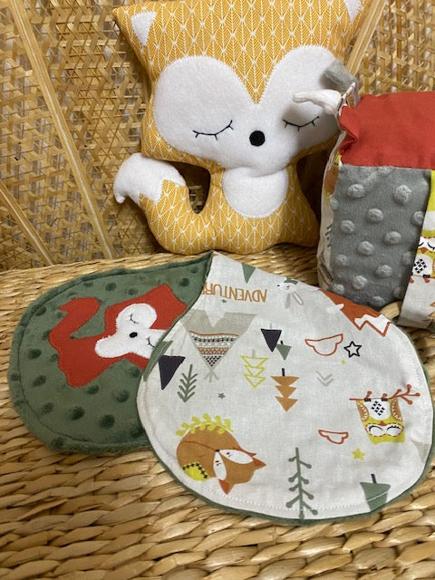 Lot naissance (bavoir épaule, doudou renard, cube éveil) - Réservé