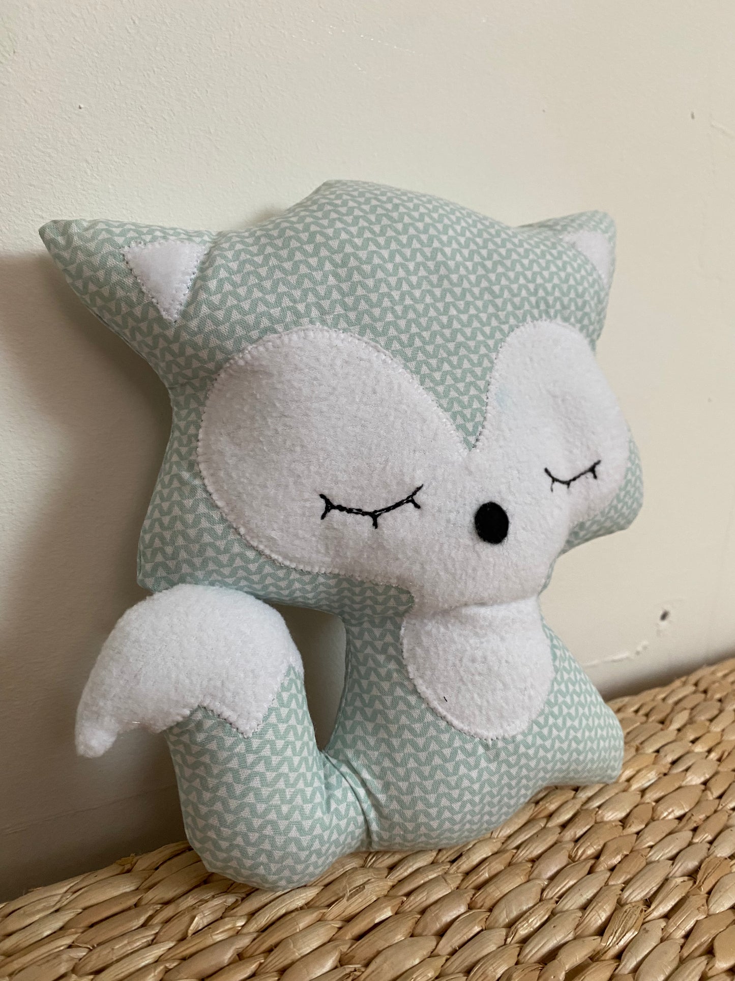 Doudou Renard moyen - triangles bleu et orangés