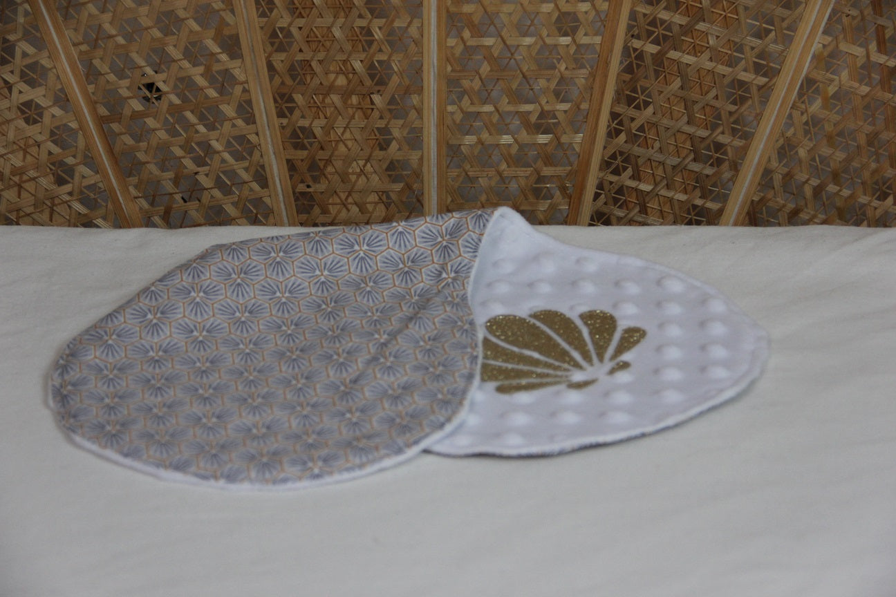 Bavoir d'épaule - Collection Coquillage - Blanc/Gris origami