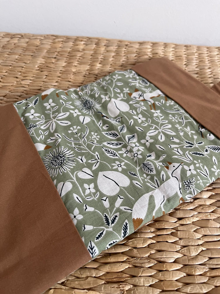 Protège carnet de santé bébé fait main – thème renard | Ton noisette/vert sauge – fabrication française vue ouvert