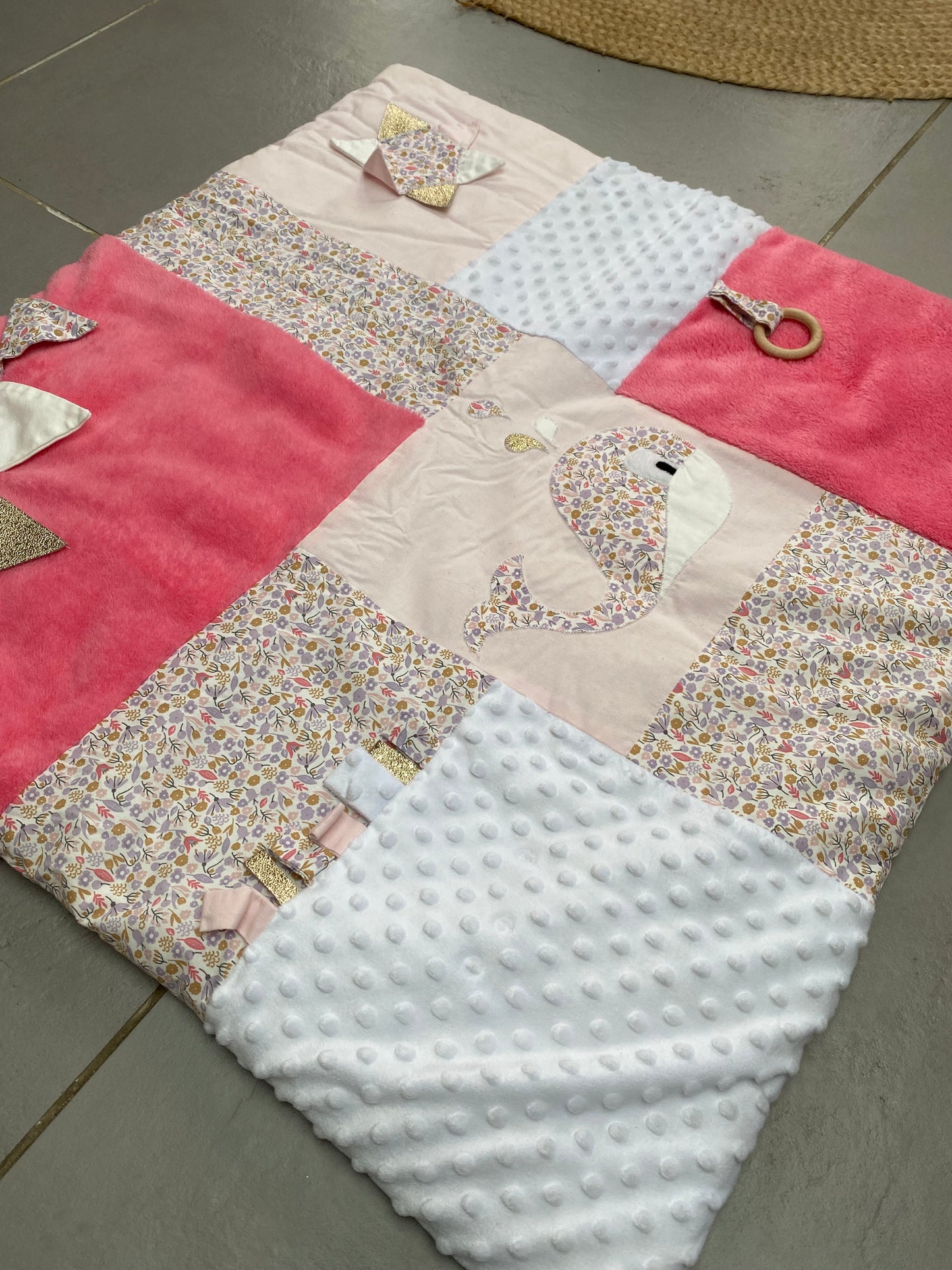 Tapis d'éveil - Collection Baleine - Rose bonbon/Parme/Blanc - Fabrication artisanale vue depliée