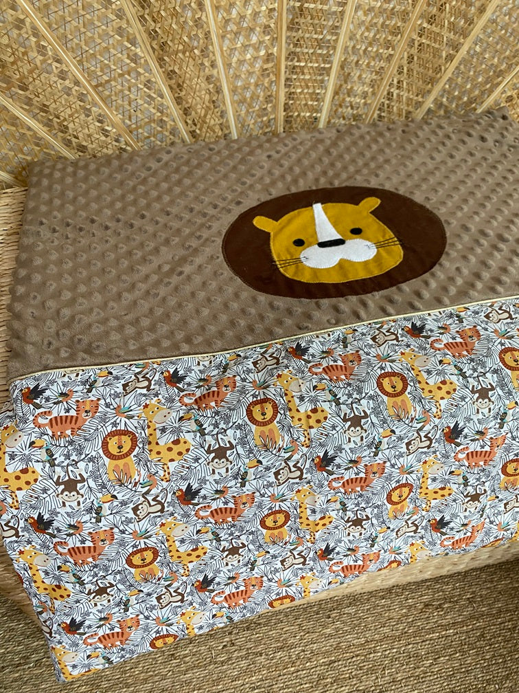 couverture bébé fait main thème lion tons marron et moutarde vue 2