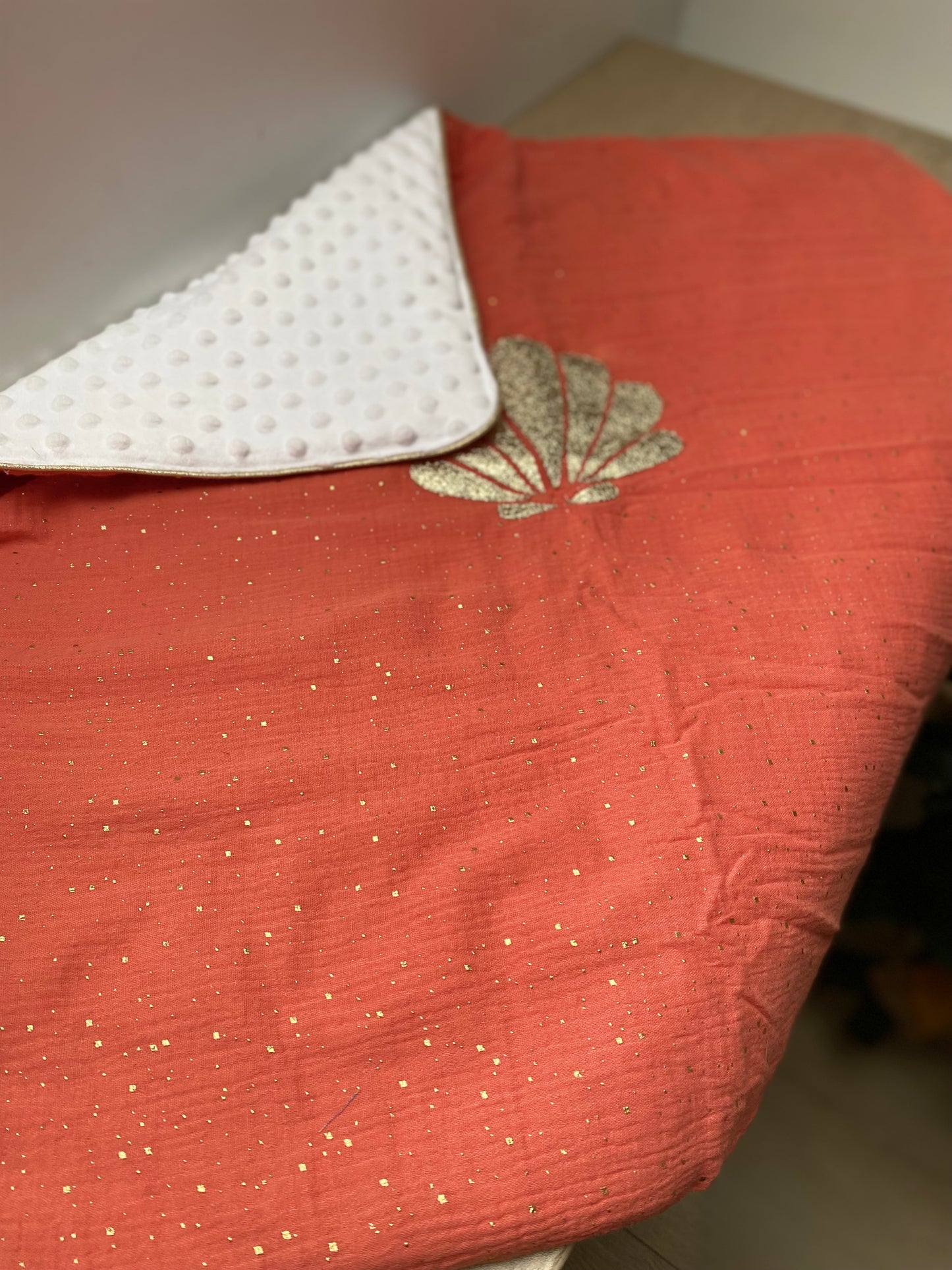 couverture bébé fait main coquillage pour poussette corail vue3
