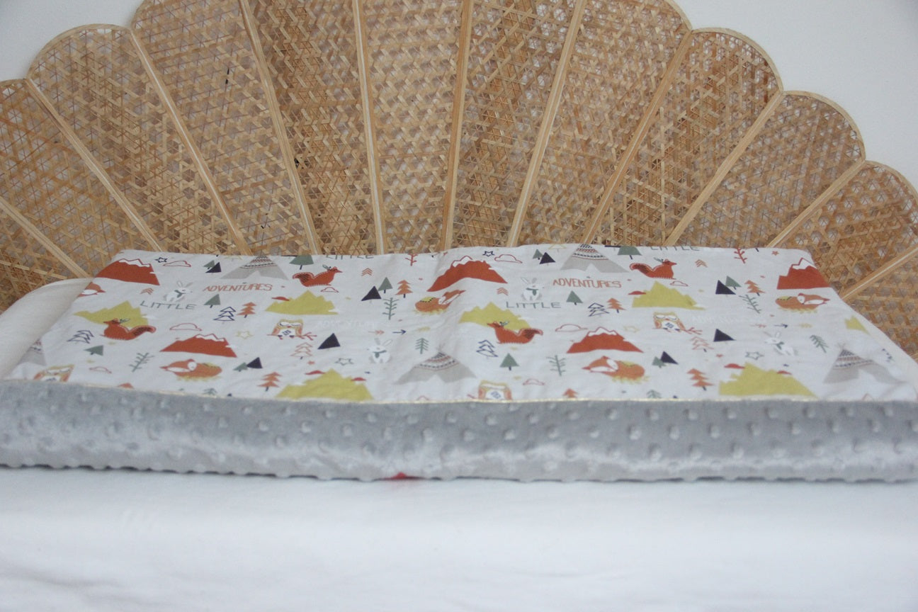 couverture bébé fait main renard pour poussette marron et gris vue face