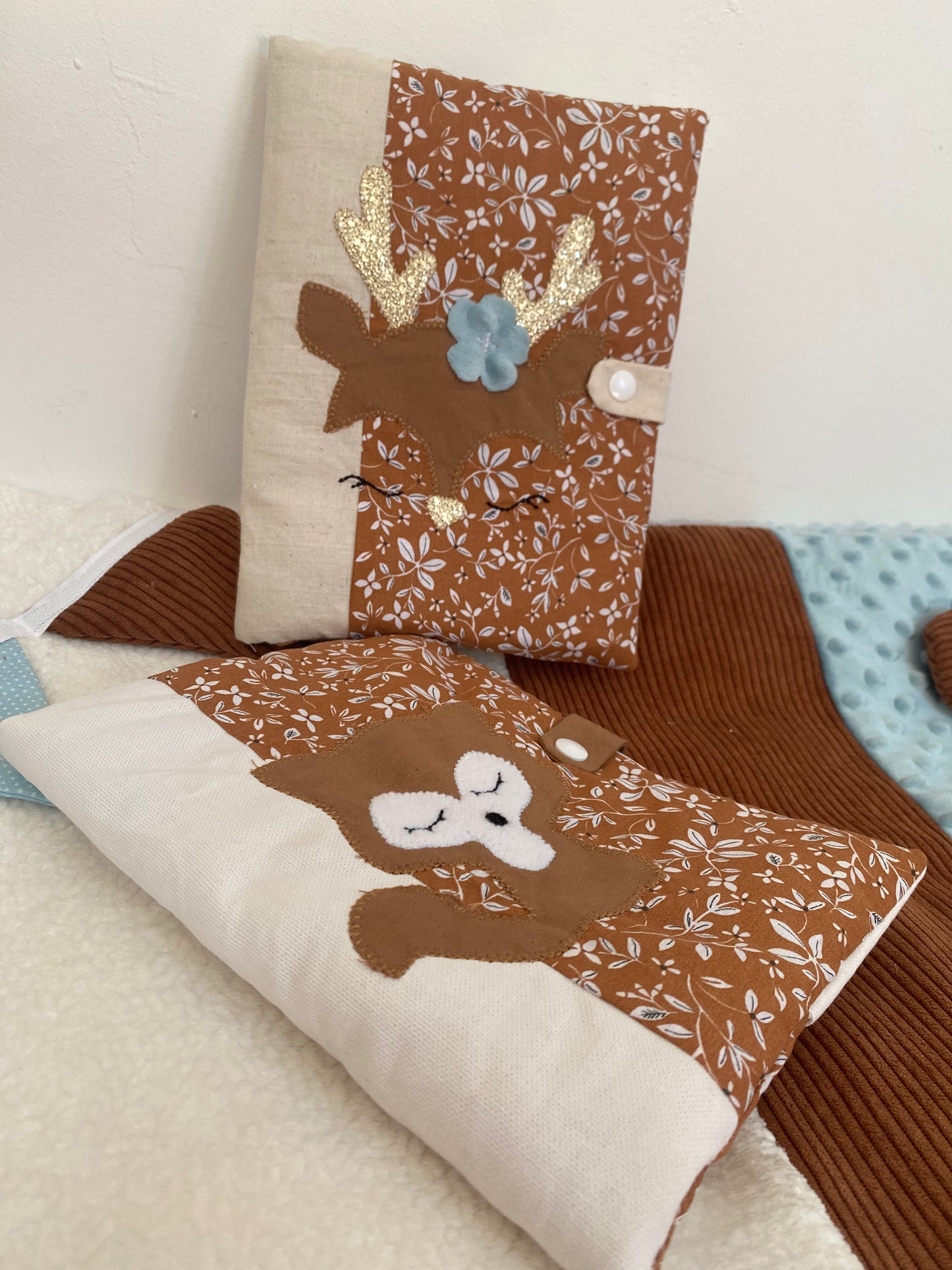 collection protège carnet de santé bébé fait main thème cerf tons noisette et blanc