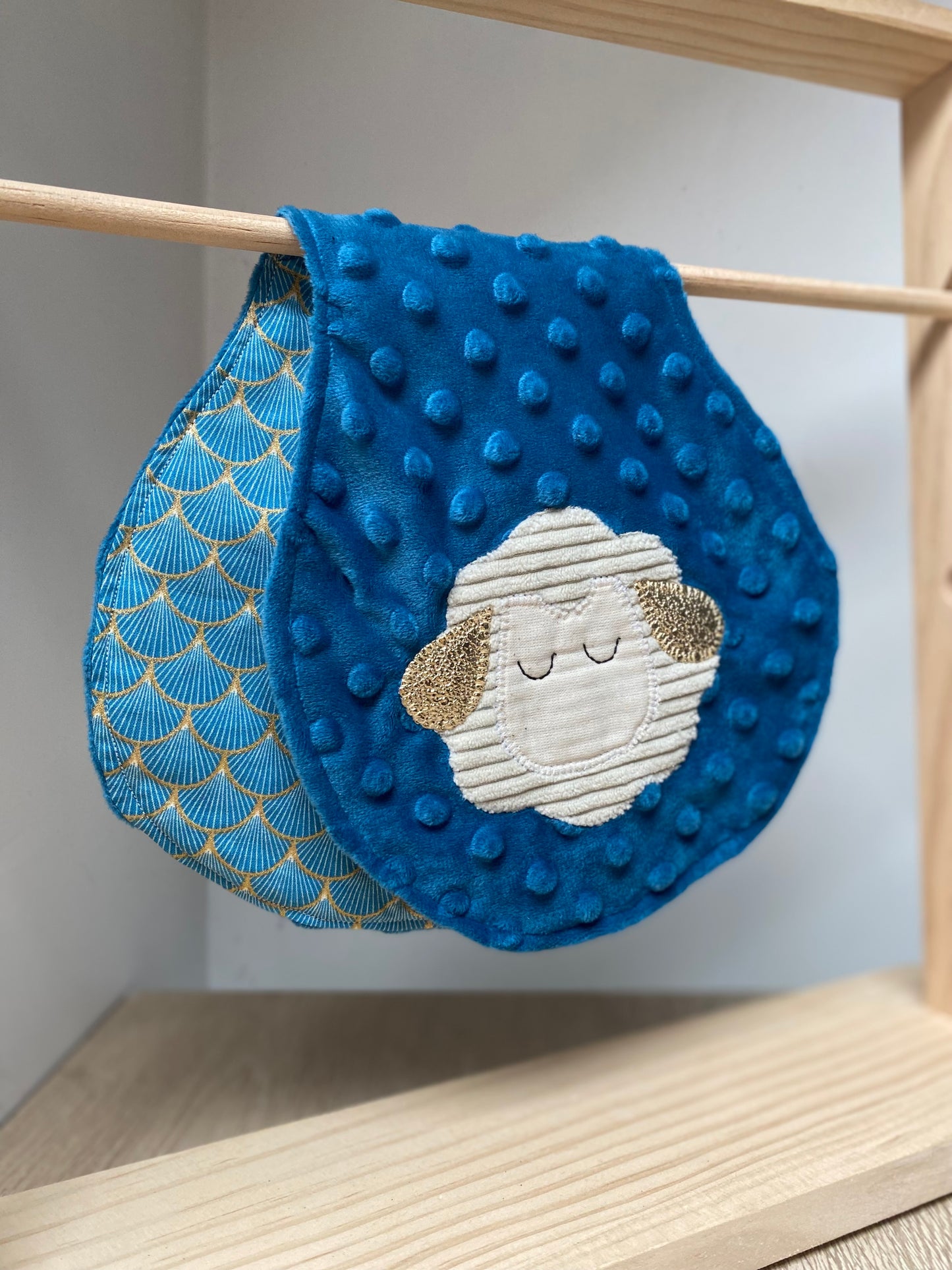 Bavoir d'épaule - petit mouton - Beu/Crème