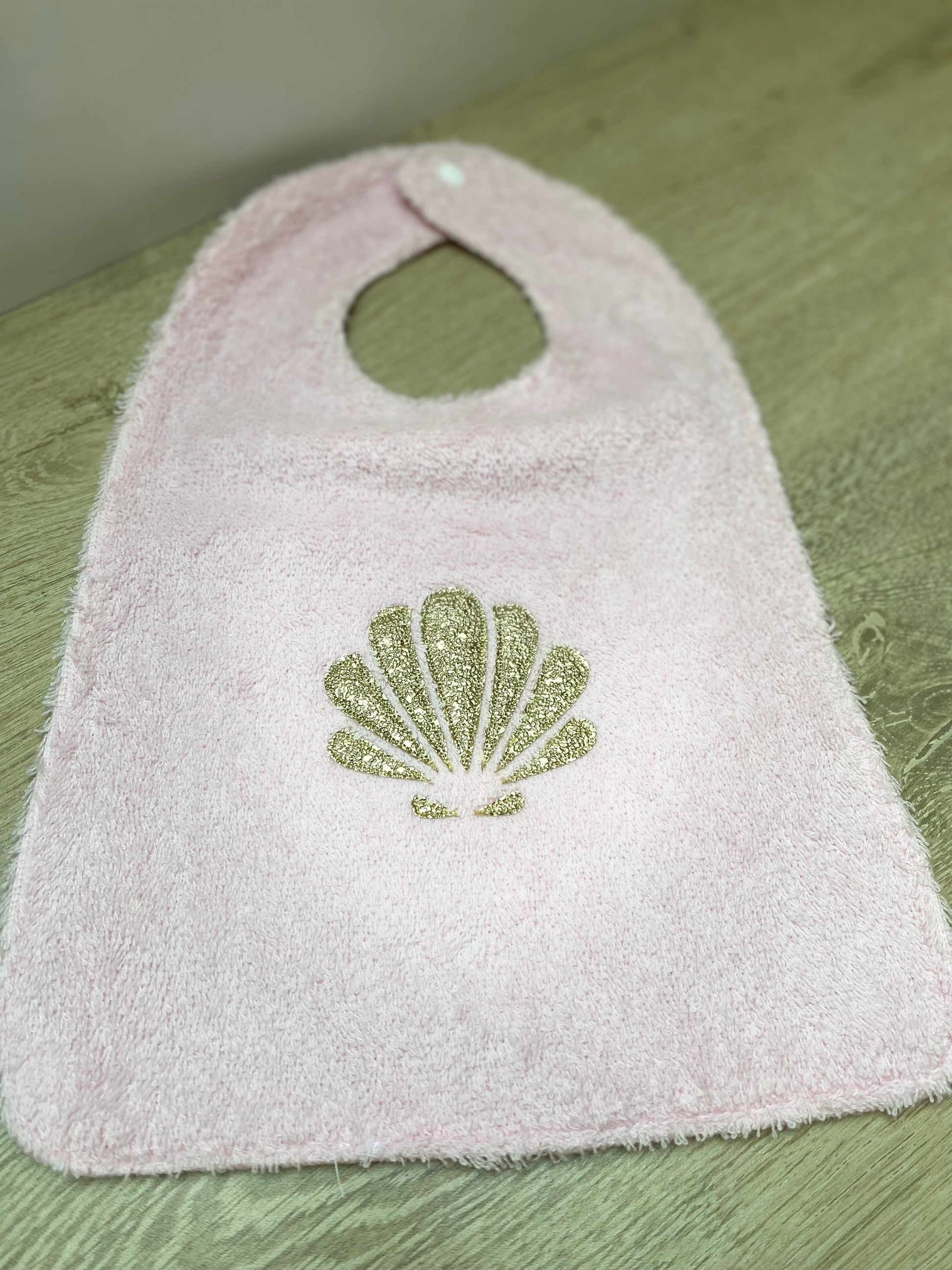 Bavoir - Collection Coquillage - Rose/Liberty rouge - Fabrication artisanale vue face