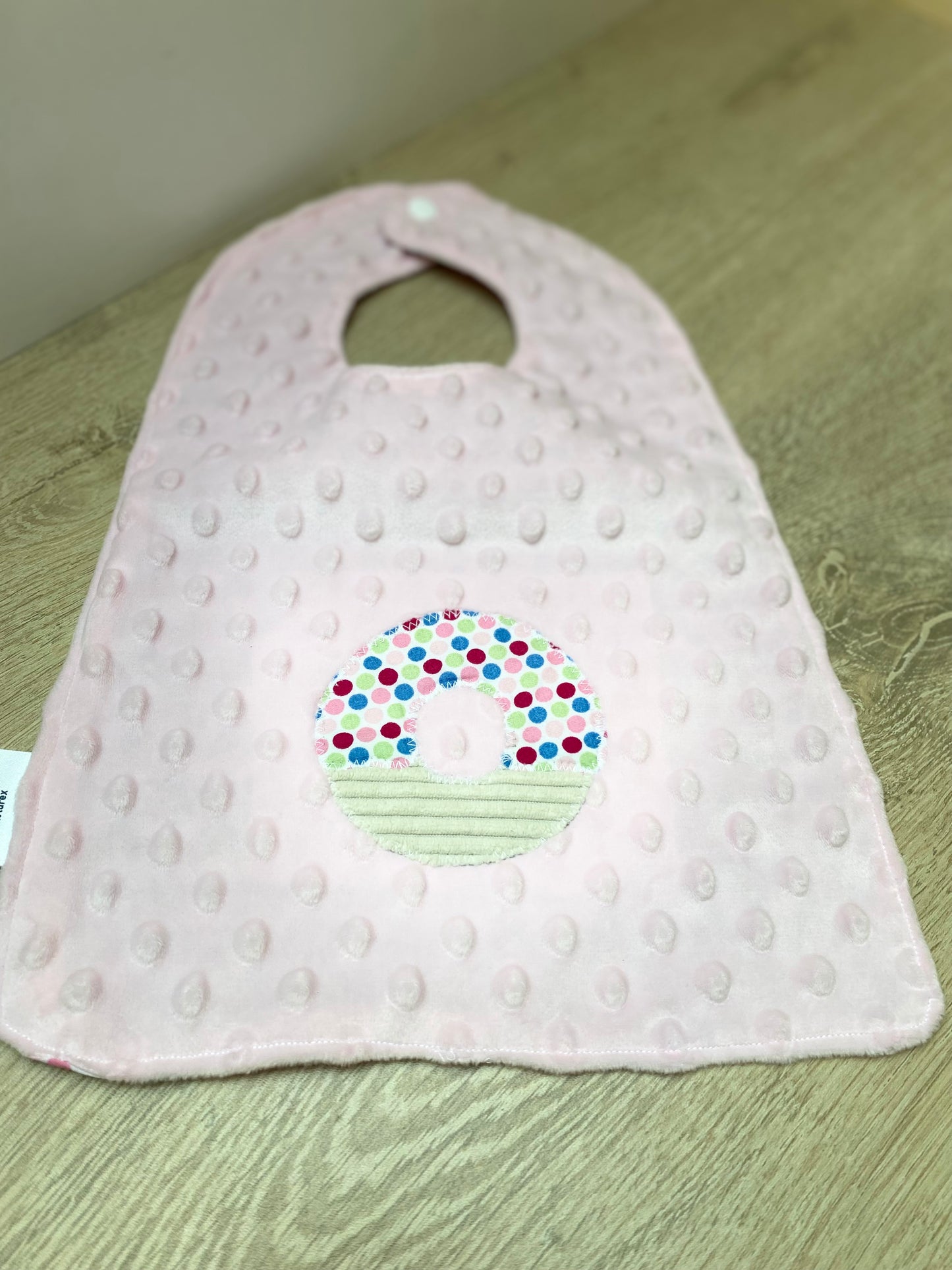 Bavoir - Collection Donuts - Rose/Fuchsia - Fabrication artisanale vue face