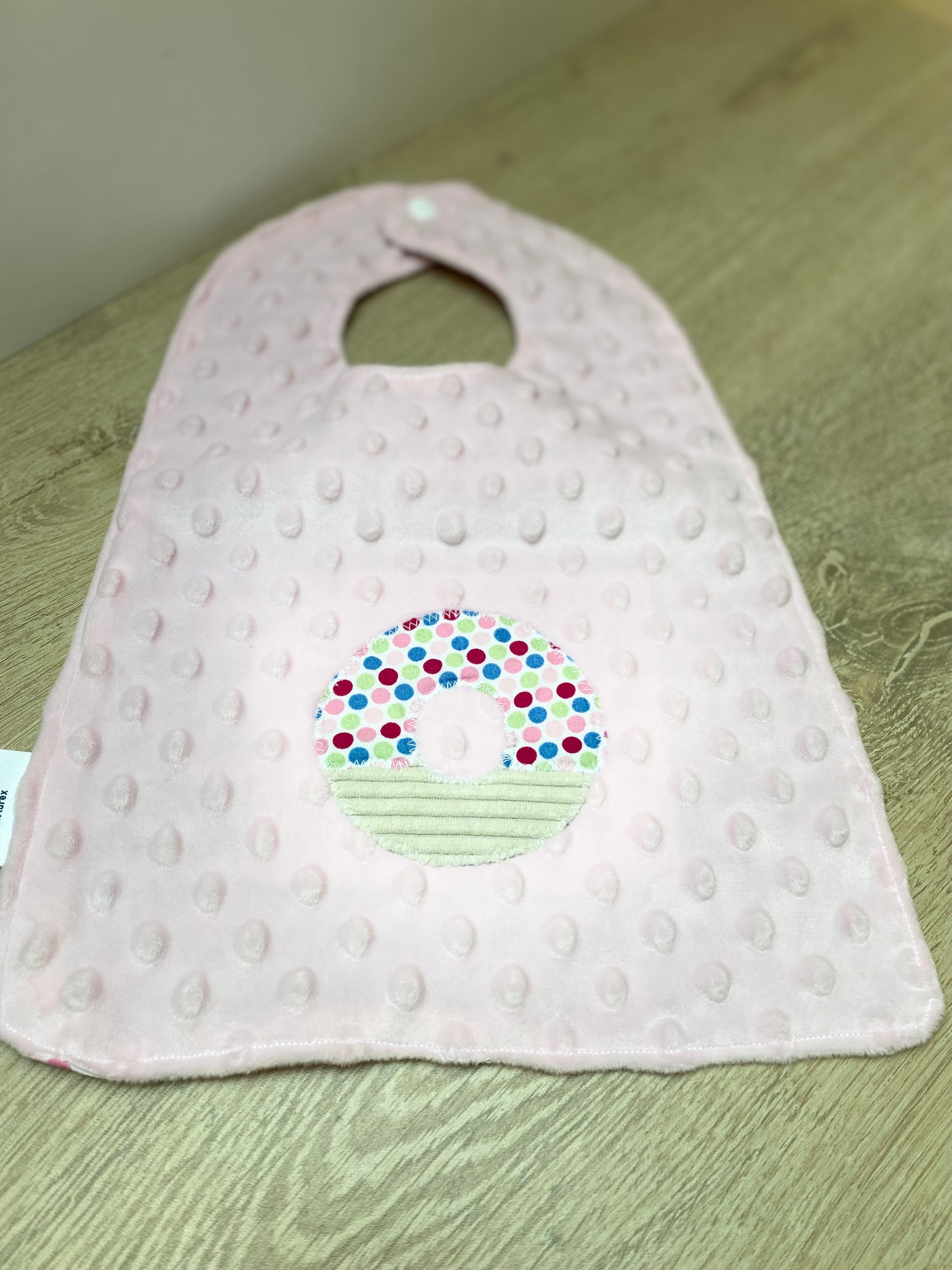 Bavoir - Collection Donuts - Rose/Fuchsia - Fabrication artisanale vue face