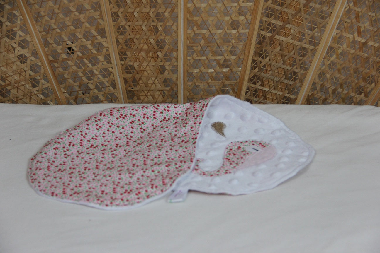 Bavoir d'épaule - Collection Baleine - Blanc / Liberty rose - Fabrication artisanale vue pliée