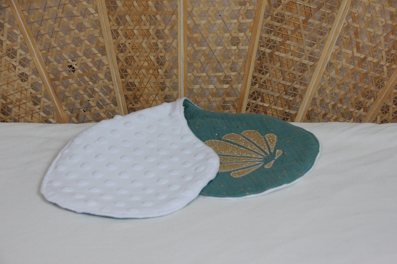 Bavoir d'épaule - Collection Coquillage - Vert/Blanc - Fabrication artisanale vue pliée