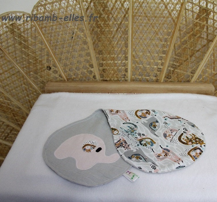 Bavoir d'épaule - Collection Eléphant - Gris/Rose - Fabrication artisanale vue pliée