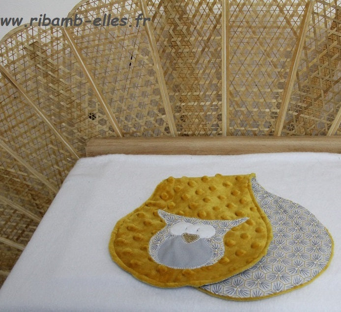 Bavoir d'épaule - Collection Hibou - Moutarde/Gris - Fabrication artisanale vue pliée