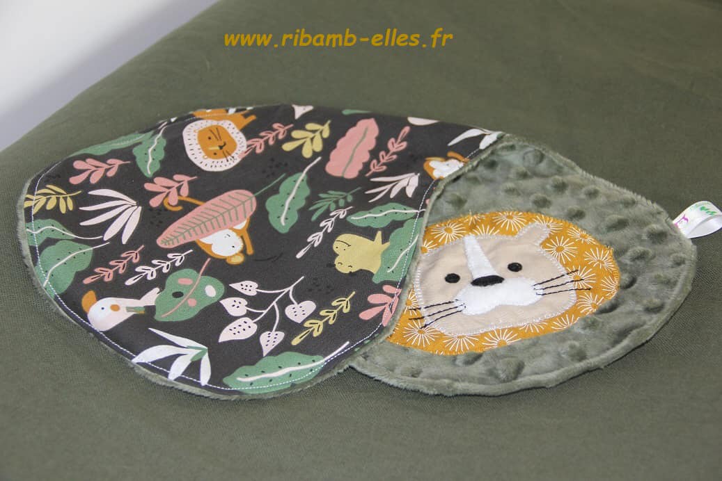 Bavoir d'épaule - Collection Jungle - Kaki - Fabrication artisanale vue pliée