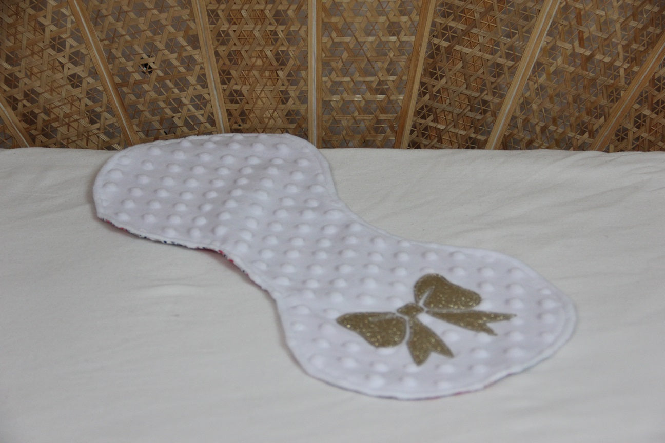 Bavoir d'épaule - Collection Noeud Papillon - Blanc / Liberty rose foncé - Fabrication artisanale