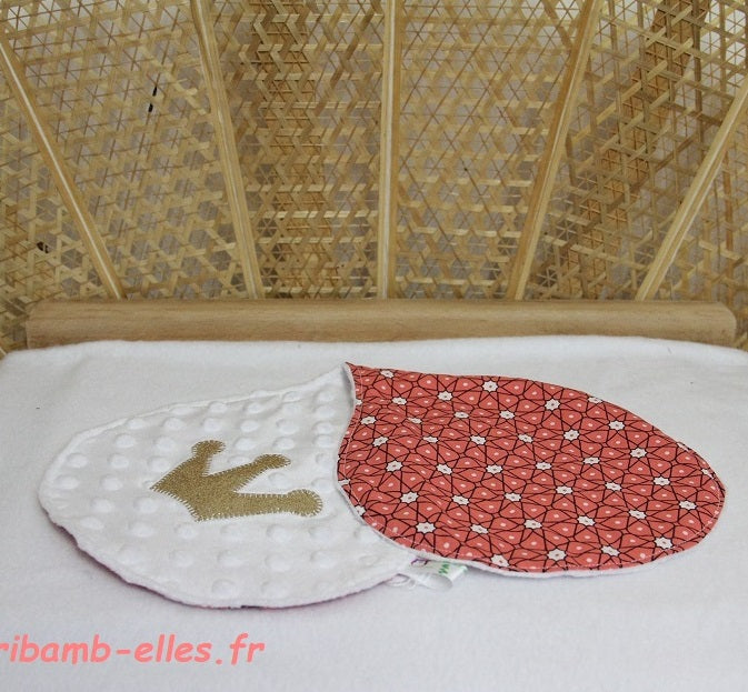 Bavoir d'épaule - Collection Princes&Princesses - Blanc/Corail - Fabrication artisanale vue pliée