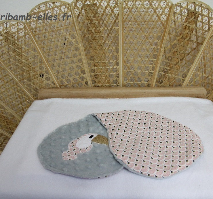 Bavoir d'épaule - Collection Toucan - Gris/Rose - Fabrication artisanale vue pliée