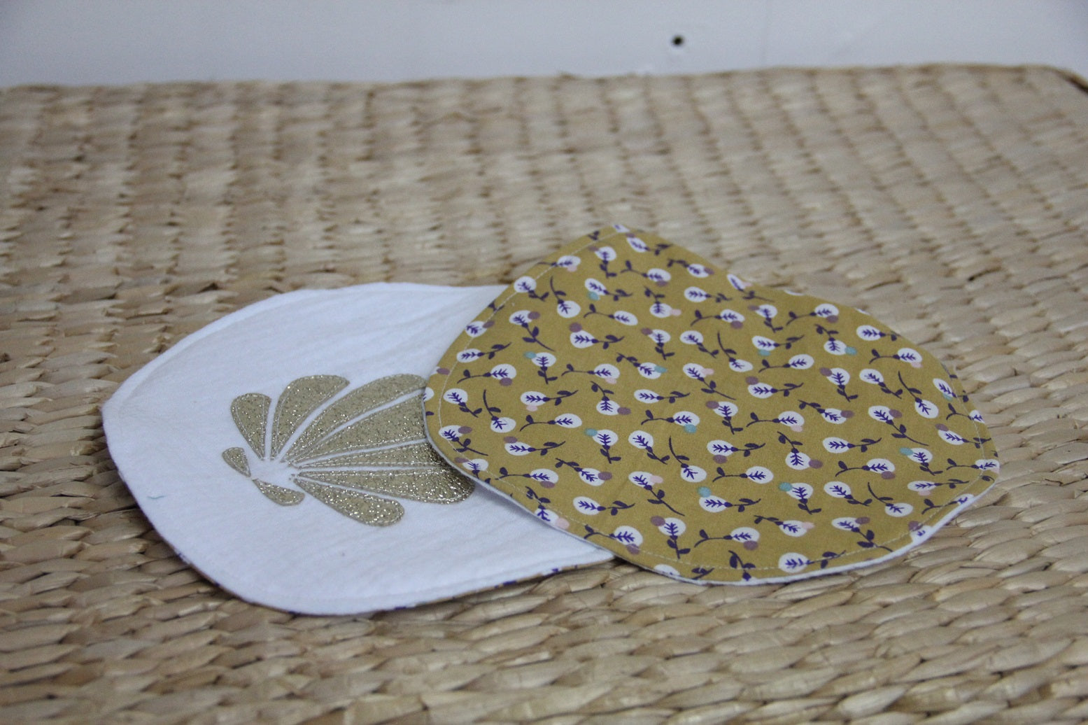 Bavoir d'épaule - Collection Coquillage - Moutarde/Parme - Fabrication artisanale vue pliée